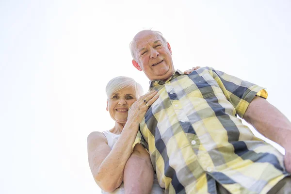 Un cuplu de seniori frumos afară se distrează împreună — Fotografie, imagine de stoc