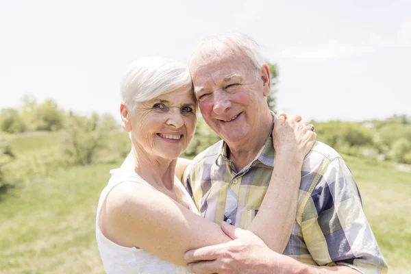 Una buena pareja de ancianos afuera pasándola bien juntos. — Foto de Stock