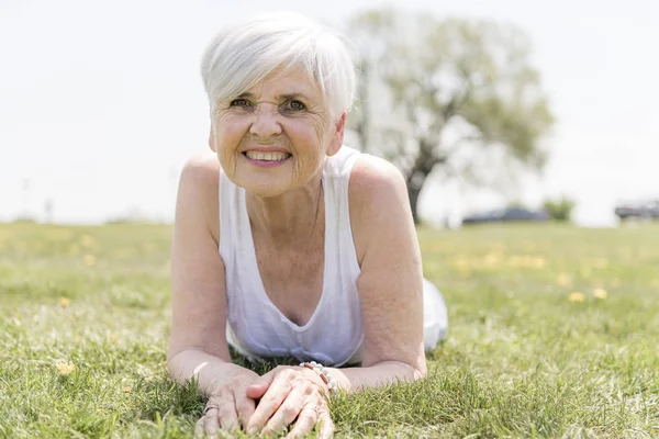 Aktiv och glad senior kvinna utanför sommarsäsongen — Stockfoto