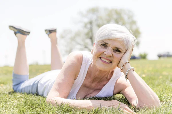 Aktiv och glad senior kvinna utanför sommarsäsongen — Stockfoto