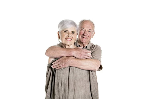 Casal sênior posando no estúdio fundo branco — Fotografia de Stock