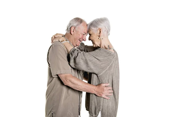 Senior Paar posiert auf weißem Hintergrund im Studio — Stockfoto