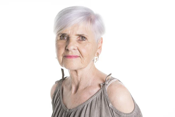 Äldre kvinna på studio vit bakgrund — Stockfoto