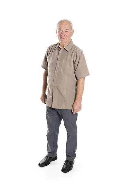 70-jähriger älterer Mann steht isoliert auf weißem Hintergrund — Stockfoto