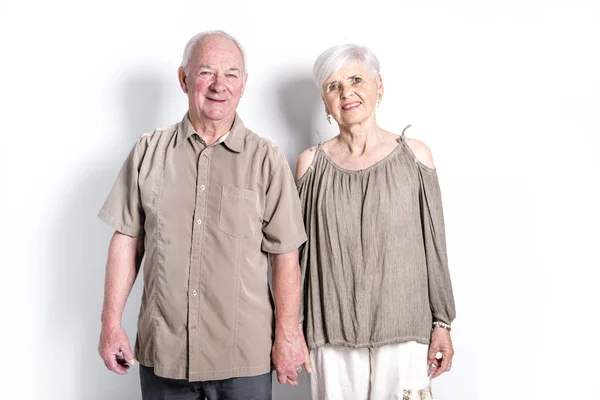 Senior Paar posiert auf weißem Hintergrund im Studio — Stockfoto