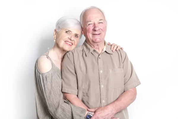 Casal sênior posando no estúdio fundo branco — Fotografia de Stock