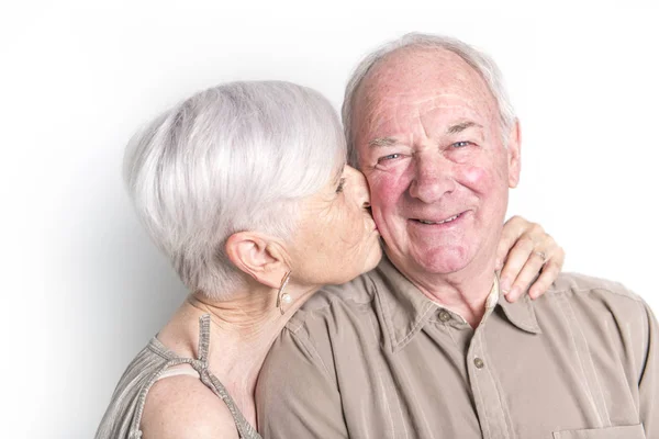 Casal sênior posando no estúdio fundo branco — Fotografia de Stock