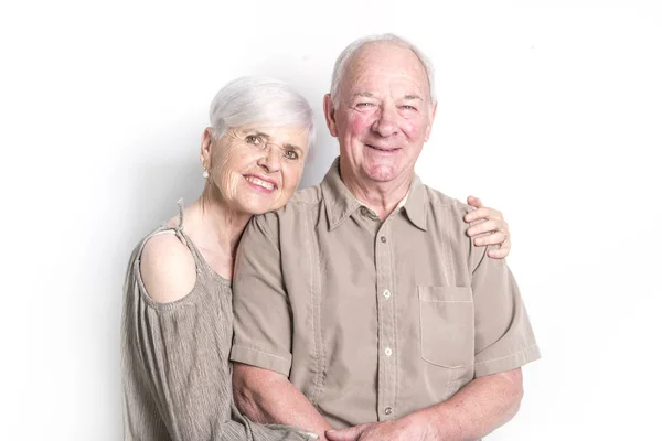 Старшая пара позирует на белом фоне студии — стоковое фото