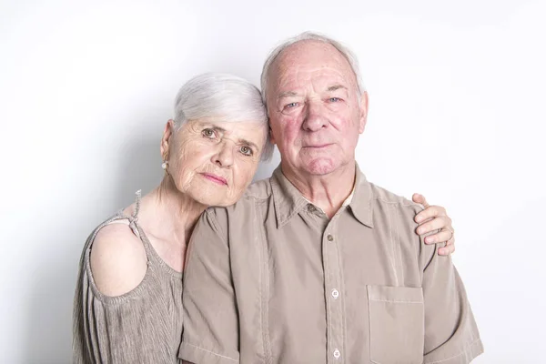 Senior Paar posiert auf weißem Hintergrund im Studio — Stockfoto