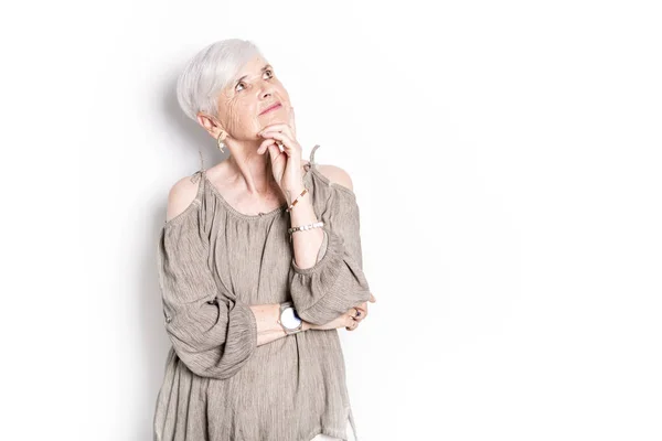 Mulher idosa no estúdio fundo branco — Fotografia de Stock