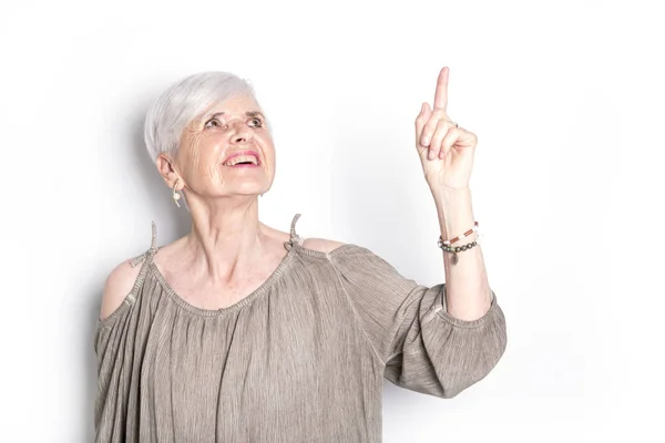 Idős nő a stúdió fehér háttér — Stock Fotó