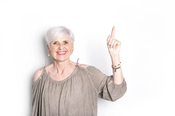 Stüdyo beyaz arka plan üzerinde yaşlı kadın — Stok fotoğraf