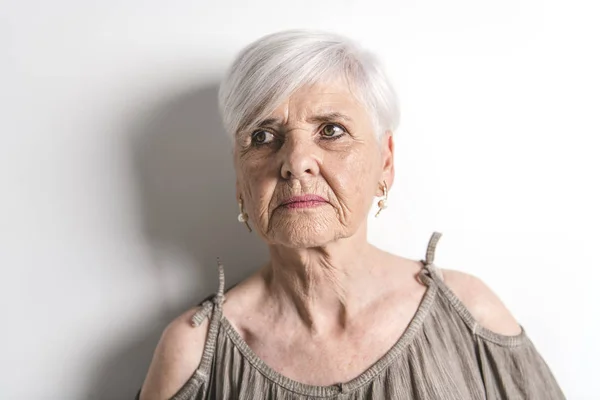 Жесткий портрет пожилой женщины — стоковое фото
