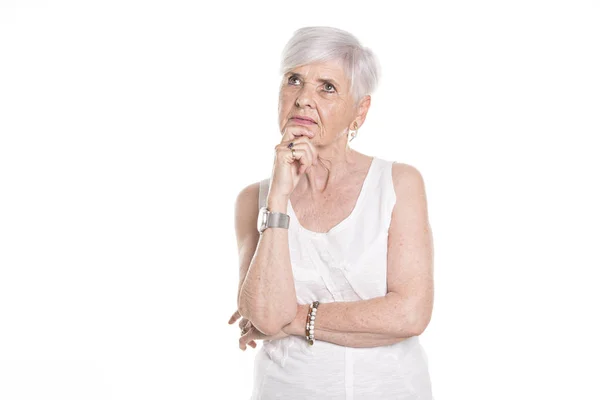 Femme âgée sur fond blanc studio — Photo