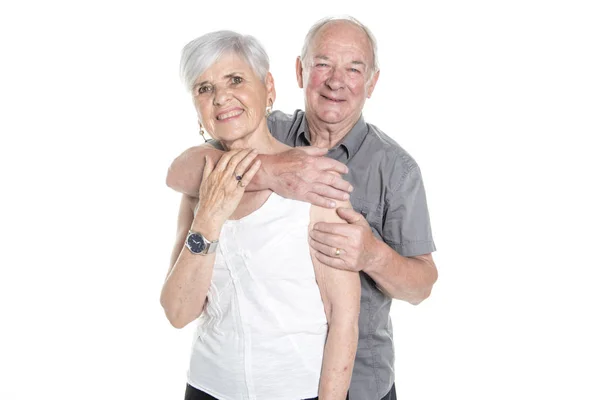 Casal sênior posando no estúdio fundo branco — Fotografia de Stock