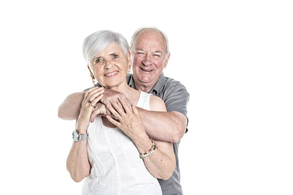 Casal sênior posando no estúdio fundo branco — Fotografia de Stock