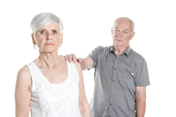 Senior Paar posiert auf weißem Hintergrund im Studio — Stockfoto