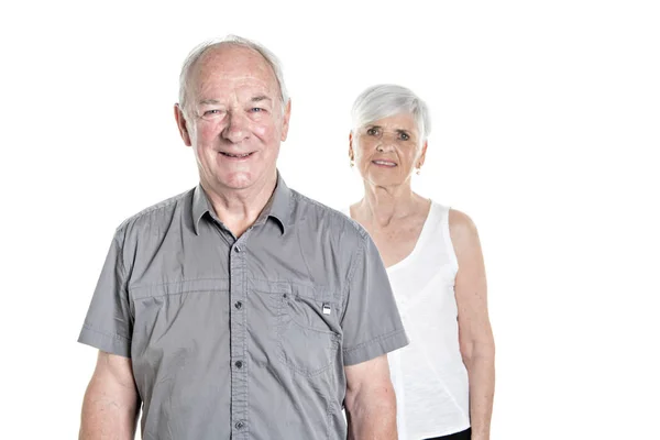 Старшая пара позирует на белом фоне студии — стоковое фото