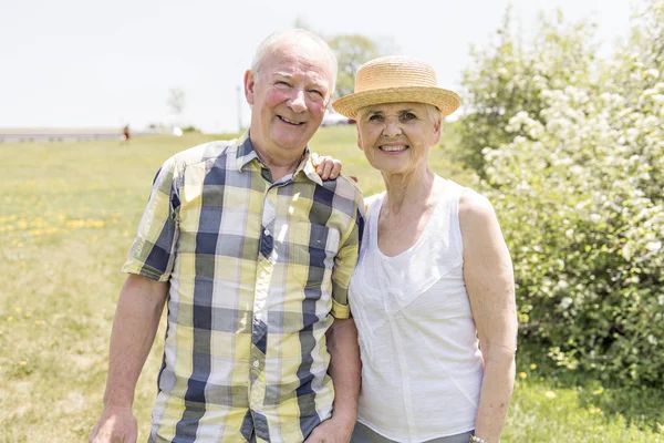 Una buena pareja de ancianos afuera pasándola bien juntos. — Foto de Stock