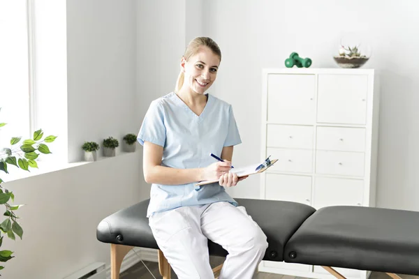 Een moderne revalidatie fysiotherapie op de kamer — Stockfoto