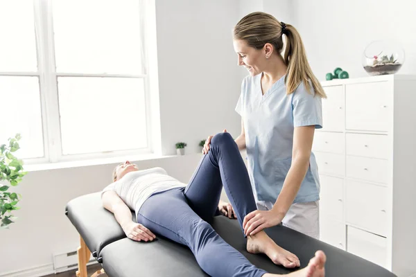 Moderní rehabilitační fyzioterapii v místnosti — Stock fotografie