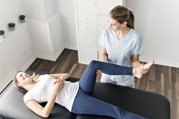 Una fisioterapia de rehabilitación moderna en la habitación — Foto de Stock