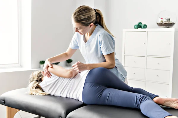 Eine moderne Rehabilitationsphysiotherapie im Raum — Stockfoto