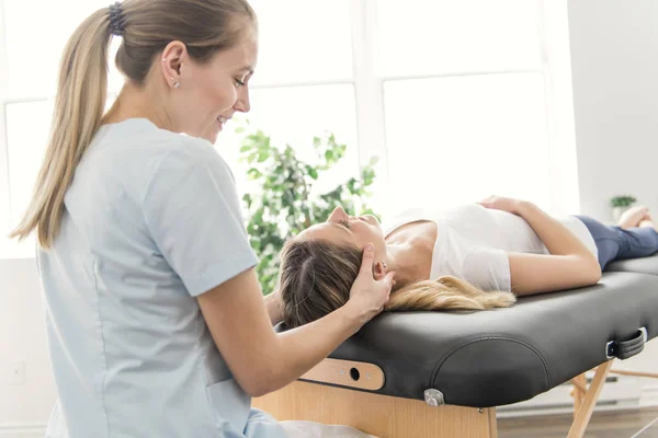 Une physiothérapie de réadaptation moderne dans la chambre — Photo