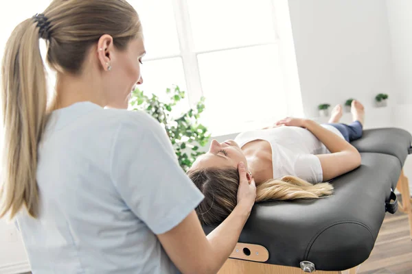 Uma fisioterapia de reabilitação moderna na sala — Fotografia de Stock