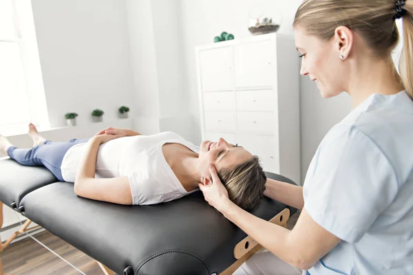 Een moderne revalidatie fysiotherapie op de kamer — Stockfoto