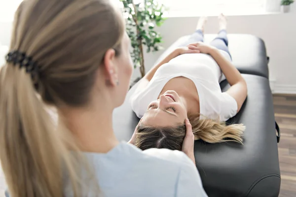 Moderní rehabilitační fyzioterapii v místnosti — Stock fotografie