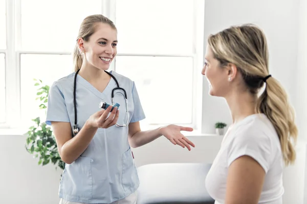 Asma Donna con medico in ospedale — Foto Stock