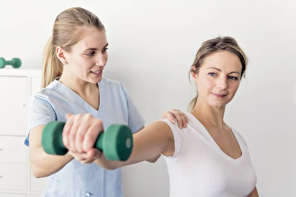 Eine moderne Rehabilitationsphysiotherapie im Raum — Stockfoto