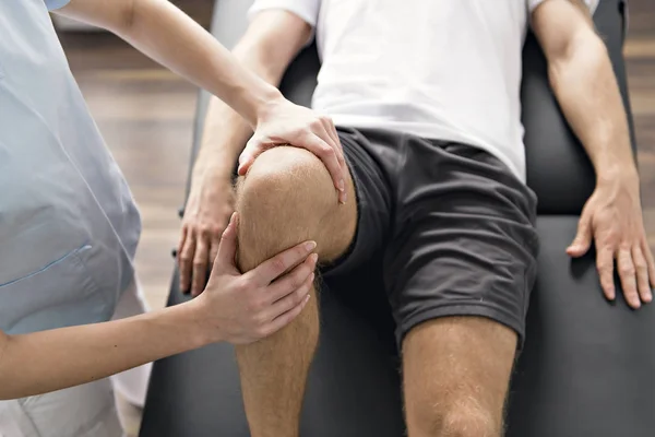 Patient in der Physiotherapie macht körperliche Übungen mit seinem Therapeuten — Stockfoto