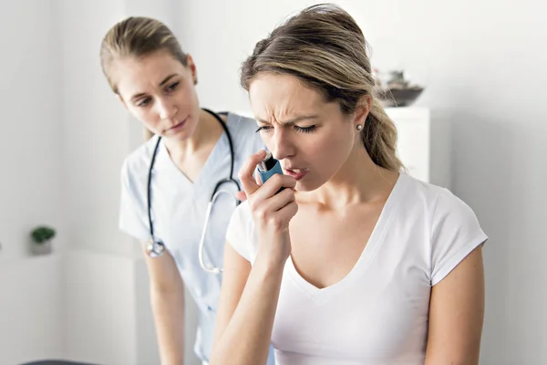 Asthma-Frau mit Arzt im Krankenhaus — Stockfoto