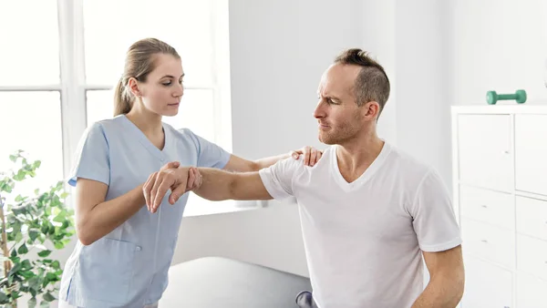 Patiënt op de fysieke beoefening met zijn therapeut fysiotherapie — Stockfoto