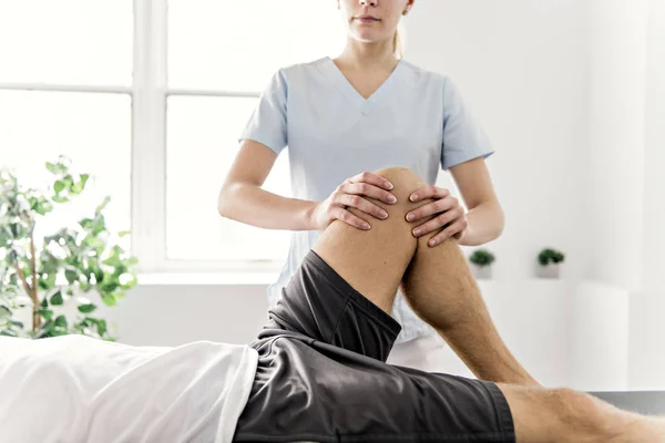 Patient in der Physiotherapie macht körperliche Übungen mit seinem Therapeuten — Stockfoto