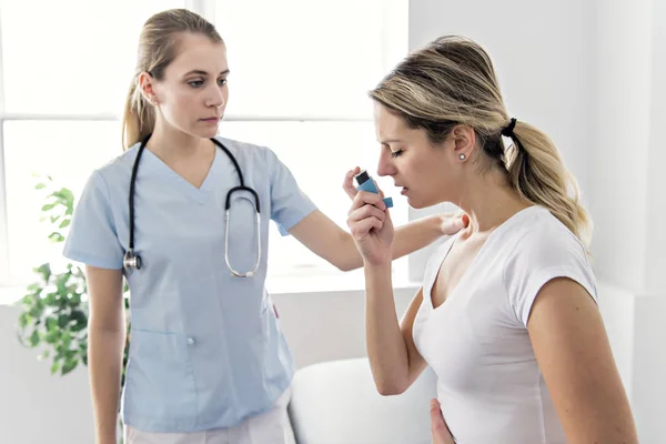 Astma vrouw met arts in het ziekenhuis — Stockfoto