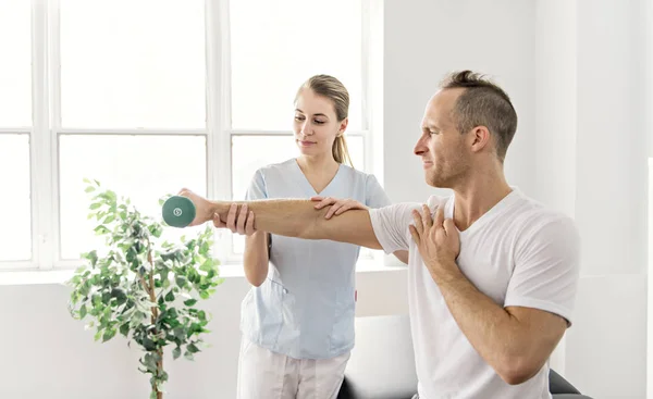 Patiënt op de fysieke beoefening met zijn therapeut fysiotherapie — Stockfoto