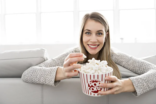 Junge Frau auf einem Sofa im Wohnzimmer — Stockfoto