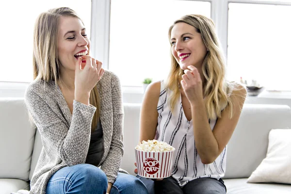 Deux amis regardant un film à la maison avec du pop-corn — Photo