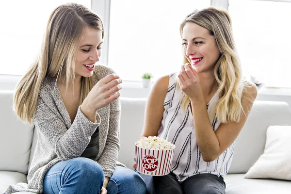 Deux amis regardant un film à la maison avec du pop-corn — Photo