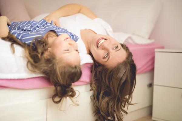 Matka i córka cieszyć się w łóżku w domu — Zdjęcie stockowe