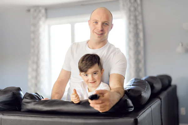 Muž a chlapec s dálkovým ovládáním ovládat televizi — Stock fotografie