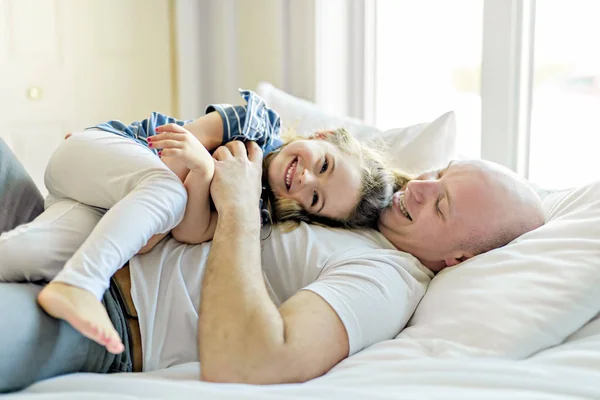 행복 한 아버지와 딸은 침대에 함께 재미 — 스톡 사진
