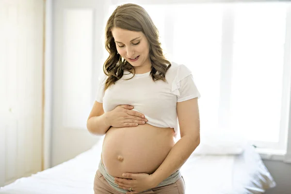 Gravidanza, maternità, donna incinta felice vicino alla finestra a casa — Foto Stock