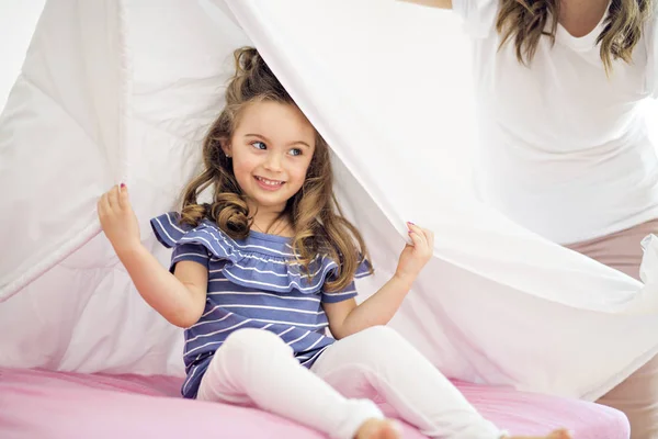 Portrait d'une fille sous les couvertures par feuille blanche — Photo