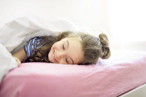 Portrait d'une fille sous les couvertures par feuille blanche — Photo