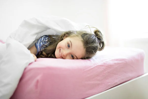 Portrait d'une fille sous les couvertures par feuille blanche — Photo