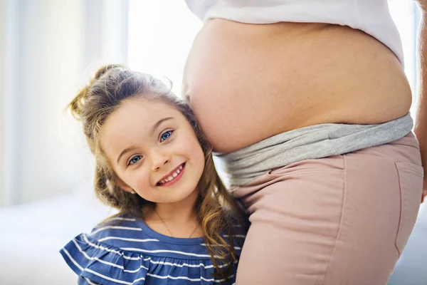 Donna incinta con sua figlia in camera da letto insieme — Foto Stock